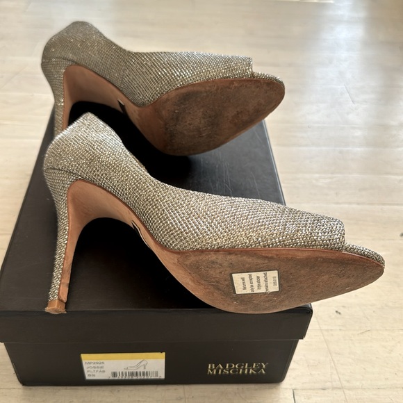 BADGLEY MISCHKA Jossie heels size US 6.5 silver metallic/tan & leather inside - Picture 6 of 15